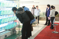 与会嘉宾参观沈阳院GLP实验室，并听取科研人员介绍。