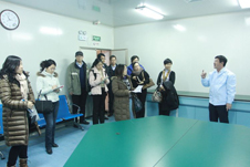 与会嘉宾在我司GLP实验室听取科研人员介绍。